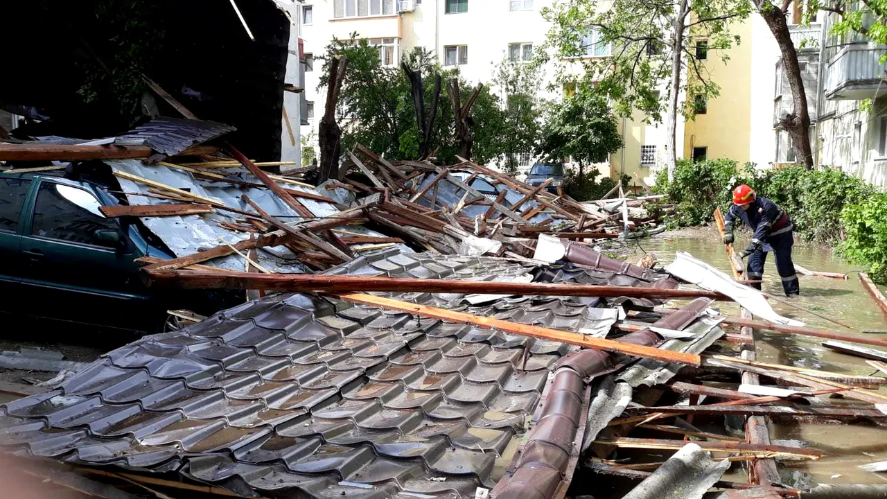 Vijelii şi ploi PUTERNICE în ţară. Imagini din Dâmbovia cu grindina de câteva minute/ O FURTUNĂ a făcut ravagii la Timişoara: Acoperiş doborât de vânt