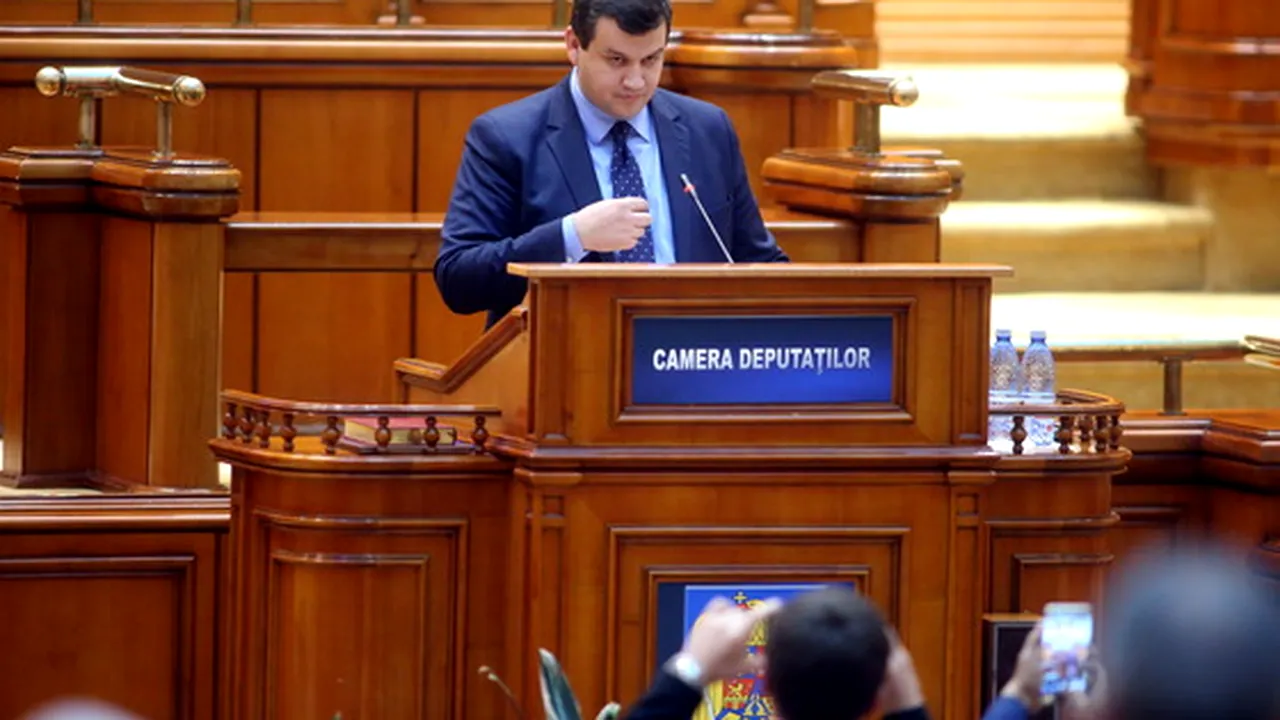 Gest CIUDAT al unui lider din Opoziţie, în timpul moţiunii pentru demiterea ministrului Dan. A scos un flacon din buzunar şi a pulverizat spre deputaţi un jet/ Ce conţinea recipientul