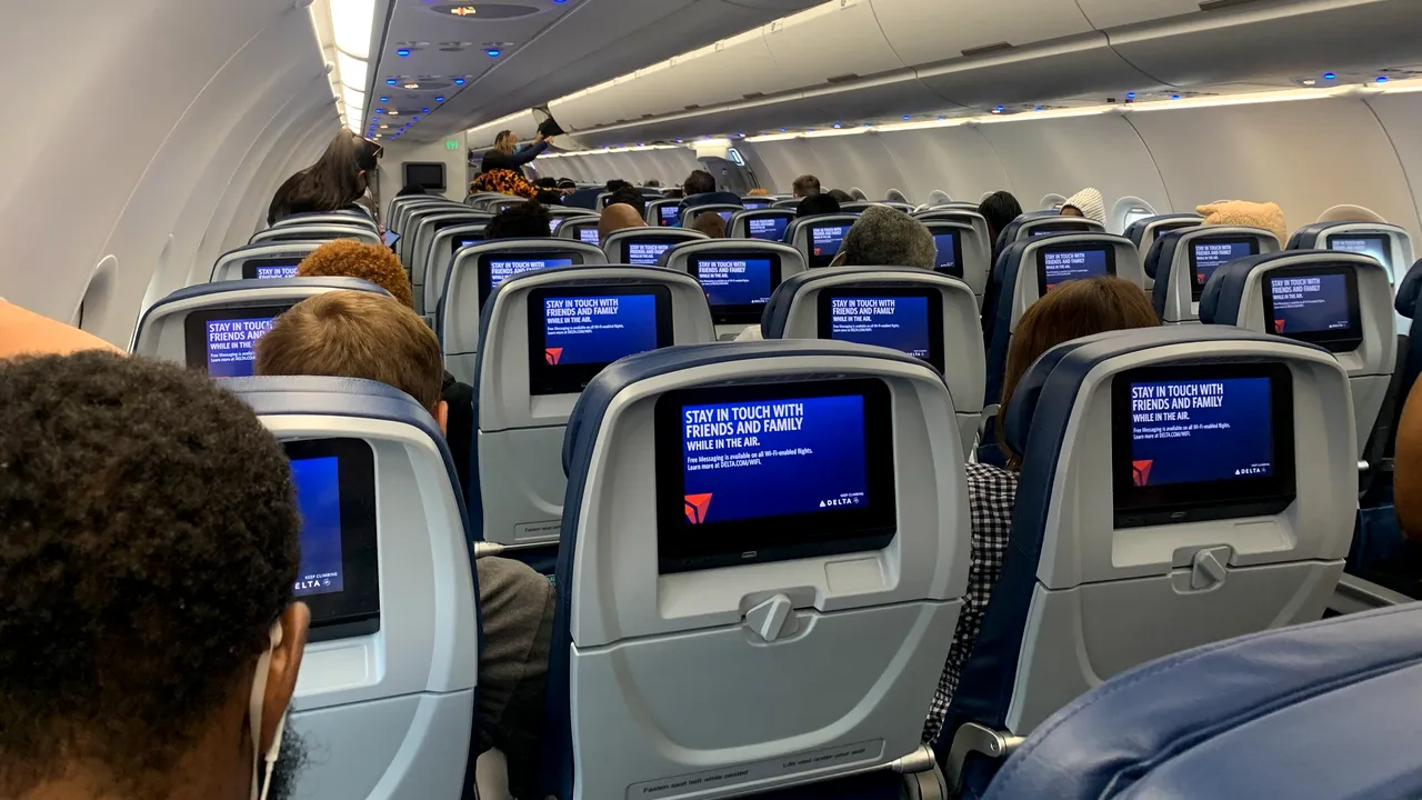 O femeie ar fi putut lua coronavirus din toaleta avionului. Cazul le-a ridicat semne de întrebare epidemiologilor
