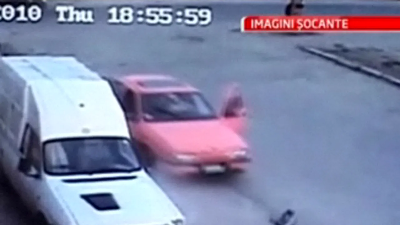 Şofer craiovean, reţinut după ce a accidentat trei persoane încercând să scape dintr-o altercaţie - VIDEO