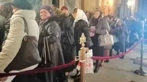 Peste 10.000 de pelerini s-au închinat la moaştele Sfântului Nicolae depuse la o biserică din Brăila