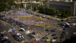 Românii ies în stradă: Protest „Vrem drepturi egale, fără pensii speciale!” în Piața Victoriei