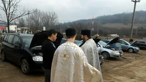Preot din Motru, la sfinţit maşinile din Gorj: Se face rânduiala, nu se face niciun abracadabra sau altceva / Slujba de binecuvântare, anunţată pe Facebook