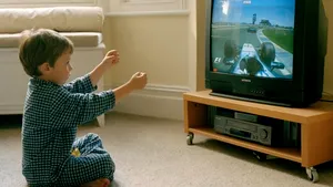 FOTO: Un copil de 2 ani a găsit soluţia pentru a se uita la TV liniştit: Şi-a închis mama pe balcon. Nici tatăl nu a reuşit să intre în casă