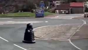 „Toţi oamenii trebuie să rămână în case. La porunca lui Dalek”. Robotul celebru care a apărut pe străzile unui orăşel din North Yorkshire