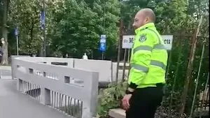 Cluj: Poliţist local, filmat în timp ce conduce o familie de raţe pe o stradă spre Canalul Morii