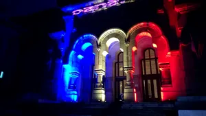 Universitatea Dunărea de Jos din Galaţi, decorată cu un tricolor realizat din jocuri de lumini