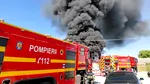Incendiu puternic la o hală de deșeuri și mase plastice din Băicoi. A fost emis mesaj RO-ALERT
