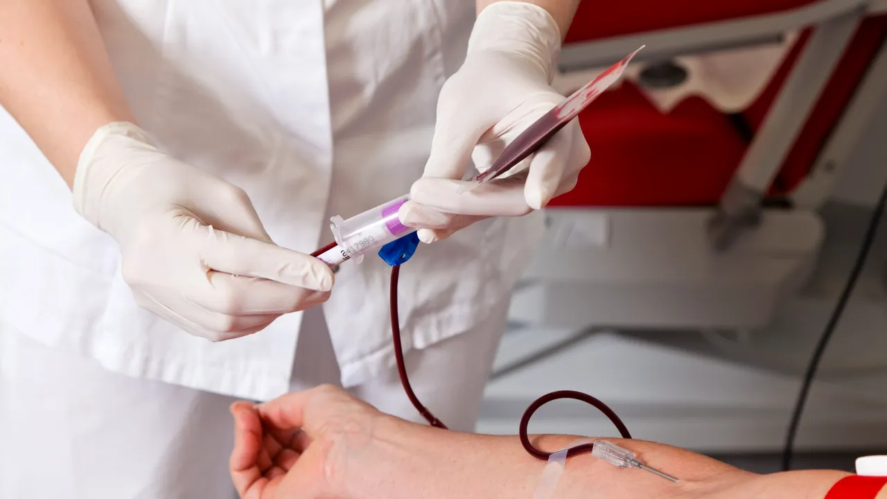Donarea de sânge, oprită de fake news: Sângele vaccinaţilor coagulează