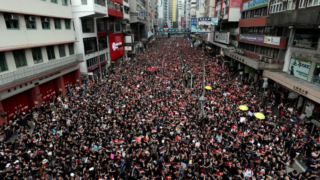 VIOLENŢE la Hong Kong: Noi confruntări între manifestanţi şi forţele de ordine | VIDEO: Momentul în care protestatarii încearcă să intre cu forţa în Guvernul local