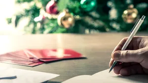 Din cauza pandemiei, obiceiul felicitărilor scrise ar putea să revină. În ultimii 11 ani, oamenii au trimis cu 41% mai puţine felicitări