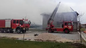Arad: 12 persoane evacuate dintr-un hotel al cărui acoperiş a fost cuprins de incendiu - GALERIE FOTO & VIDEO 