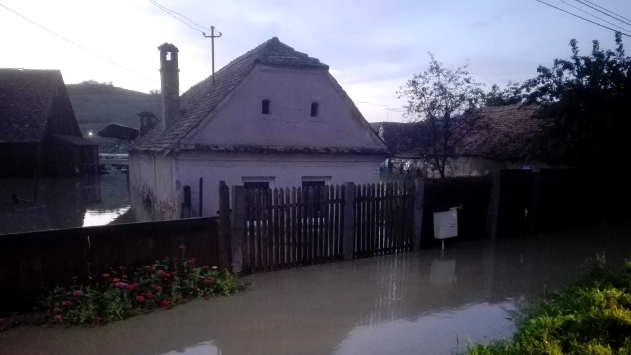  Peste 200 de persoane au fost evacuate din locuiţe în Sibiu din cauza ploilor şi a viiturilor