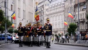 REPORTAJ: Românii au sfidat ploaia şi au mărşăluit pe străzile Capitalei, de Ziua Drapelului Naţional - GALERIE FOTO