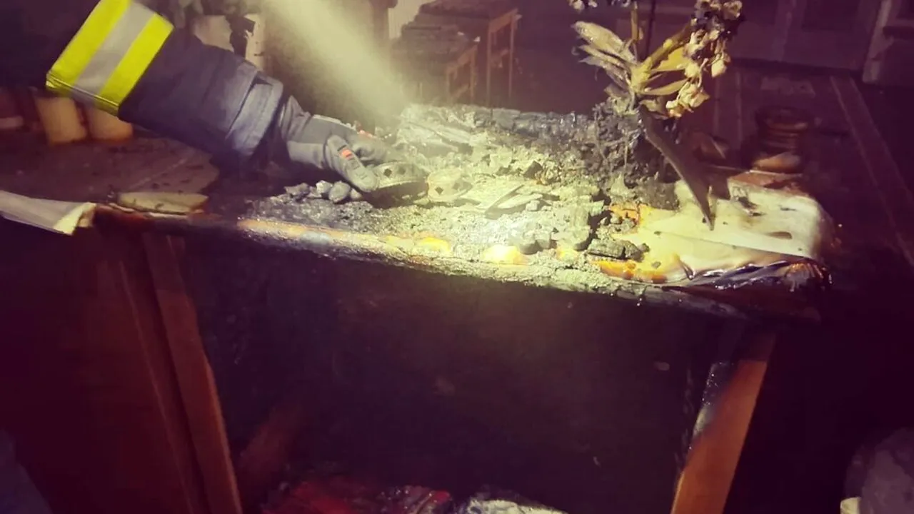 Incendiu la o biserică din Hunedoara, din cauza unei lumânări aprinse