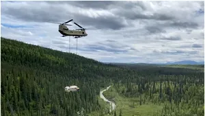 VIDEO: Operaţiune spectaculoasă pentru mutarea autobuzului din „Into the Wild”. De zeci de ani e cauza prea multor tragedii