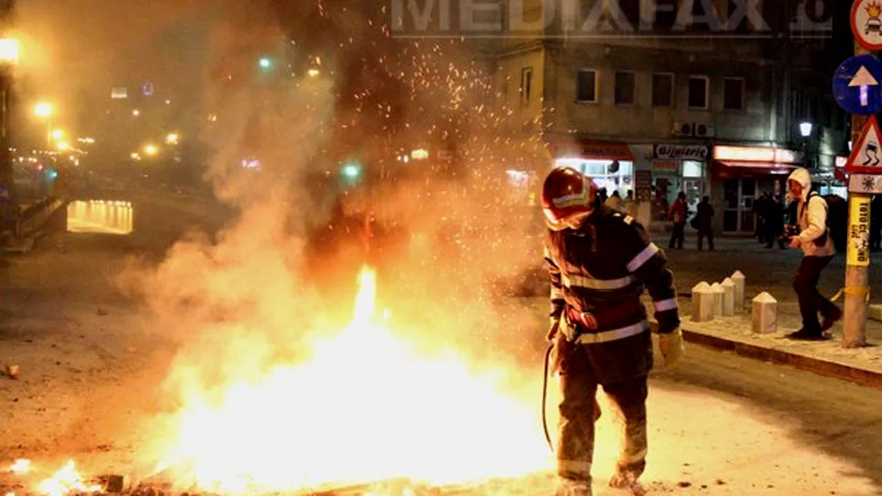 Manifestanţii au dat foc mai multor obiecte în Piaţa Unirii, jandarmii intervin cu tunuri cu apă