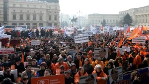 Miting al PDL în Bucureşti: Peste 7000 de persoane prezente, printre care şi liderii PDL. Participanţii au instalat un coş de baschet în piaţa Victoriei 