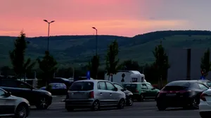 Beat şi fără permis, un bucureştean a lovit 12 maşini într-o parcare din Braşov