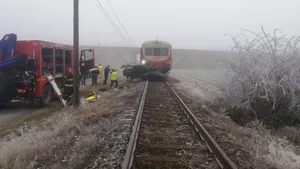 Accident grav în Arad. O persoană a murit şi alta a fost rănită după ce o maşină a fost lovită de un tren pe un drum tehnologic