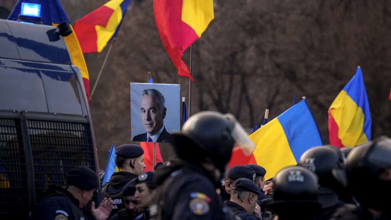 Susținătorii lui Călin Georgescu, la mitingul pro-UE din Piața Victoriei