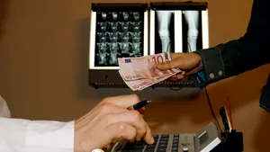 Buzău: Fostă angajată la Medicină legală, arestată preventiv pentru trafic de influență