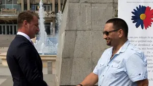 Poliţistul Marian Godină a publicat pe Facebook invitaţiile la nunta sa: două cătuşe în loc de verighete/ Cine este naşul