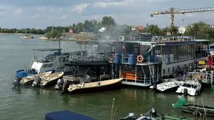 Incendiu pe faleza municipiului Tulcea: mai multe ambarcațiuni și pontoane afectate