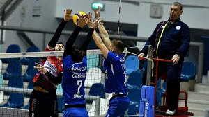 Partidă cu set decisiv în Divizia A1 la volei masculin între Ştiinţa Bucureşti şi „U” Cluj