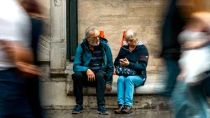 Un inginer a creat încălțămintea futuristă care previne căderea persoanelor vârstnice
