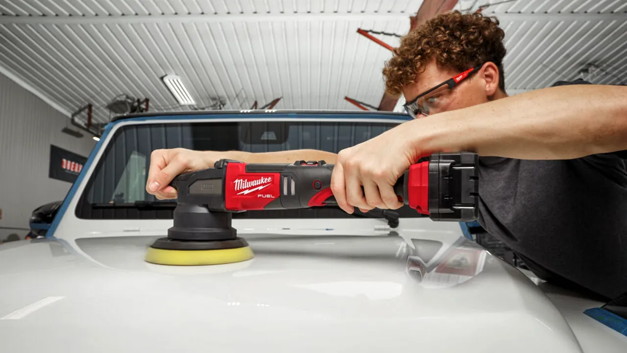 MILWAUKEE® introduce două noi maşini de polişat pentru corecţii dificile, de profunzime
