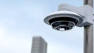 Camerele multidirecţionale discrete Axis oferă instalare uşoară şi funcţii avansate de analiză 