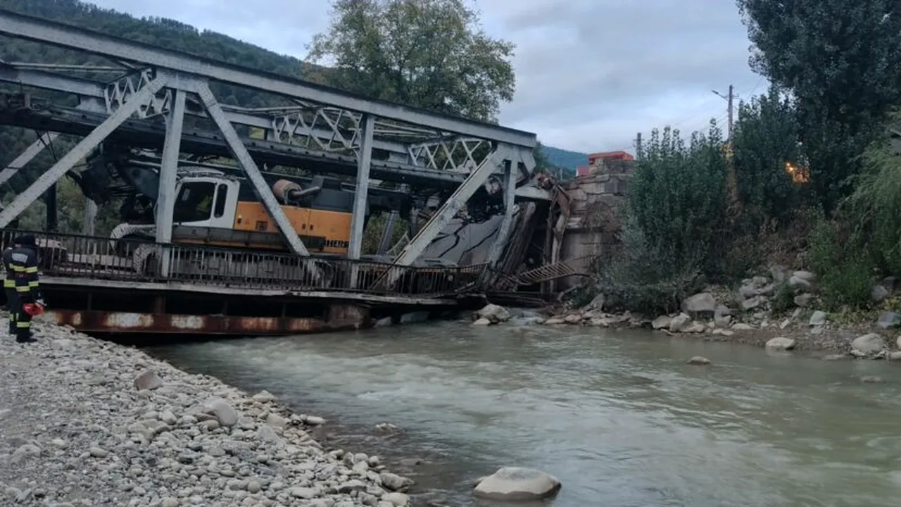 Pod de fier deteriorat în comuna Asău, județul Bacău. Traficul este dirijat de polițiști