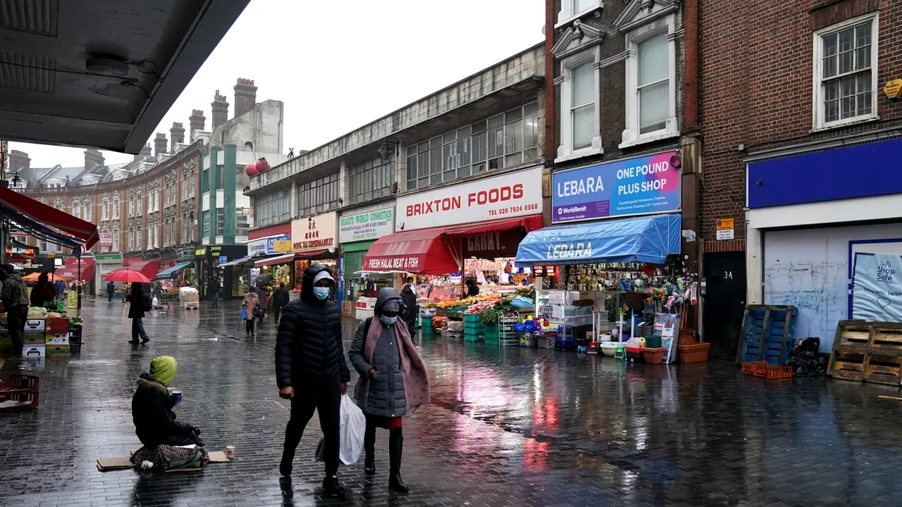 Voluntari pentru bătrâni imigranţi din Marea Britanie. Sute de porţii de mâncare sunt împărţite săptămânal