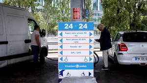 Guvernul Franţei ar putea acorda subvenţii pentru compensarea majorării preţurilor la carburanţi 