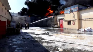 Incendiul de la fabrica de vopsele din Vâlcea, stins după patru ore/ PERICOL de reaprindere din cauza scurgerilor de substanţe inflamabile/ Oamenii, avertizaţi prin Ro-Alert să nu se expună la fum | FOTO, VIDEO