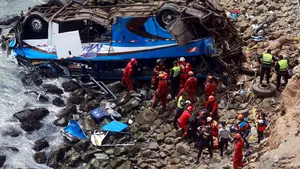 Cel puţin 36 de persoane au murit în Peru, după ce un autocar a căzut de pe o stâncă