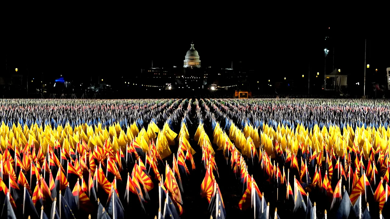 VIDEO Imagini spectaculoase din Washington DC. Sute de steaguri luminate au fluturat luni, pe National Mall