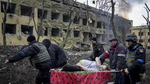 Femeia însărcinată fotografiată pe targă după bombardamentul din Mariupol a murit împreună cu copilul ei