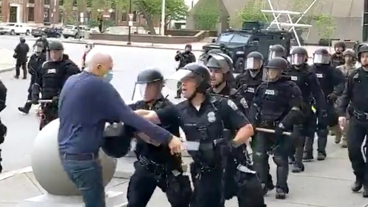 Trump l-a etichetat în mod greşit drept membru Antifa pe bărbatul de 75 de ani bruscat de poliţişti în Buffalo