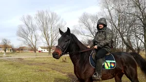 Un român aduce un omagiu inedit VICTIMELOR colaterale din cele două războaie mondiale. Tânărul a plecat călare spre Alba Iulia 