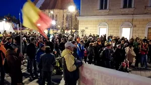 PROTESTE în mai multe oraşe din ţară: La Cluj, un violonist a interpretat Imnul României în faţa a 500 de manifestanţi | FOTO, VIDEO