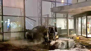 O camionetă a intrat în faţada clădirii cotidianului De Telegraaf din Olanda - FOTO