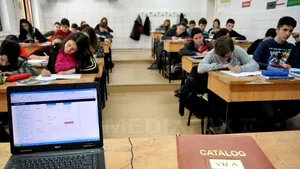 Proiect de reducere a mii de posturi din educaţie, trimis sindicatelor fără avizul ministrului