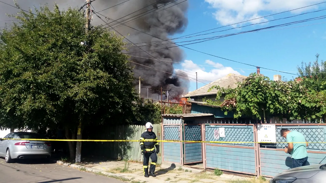 Incendiu de proporţii în Constanţa: Trei case au fost cuprinse de flăcări