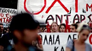 CRIZA DIN GRECIA: Poliţia din Atena a folosit gaze lacrimogene în timpul unui marş organizat de Partidul Comunist Elen - FOTO, VIDEO