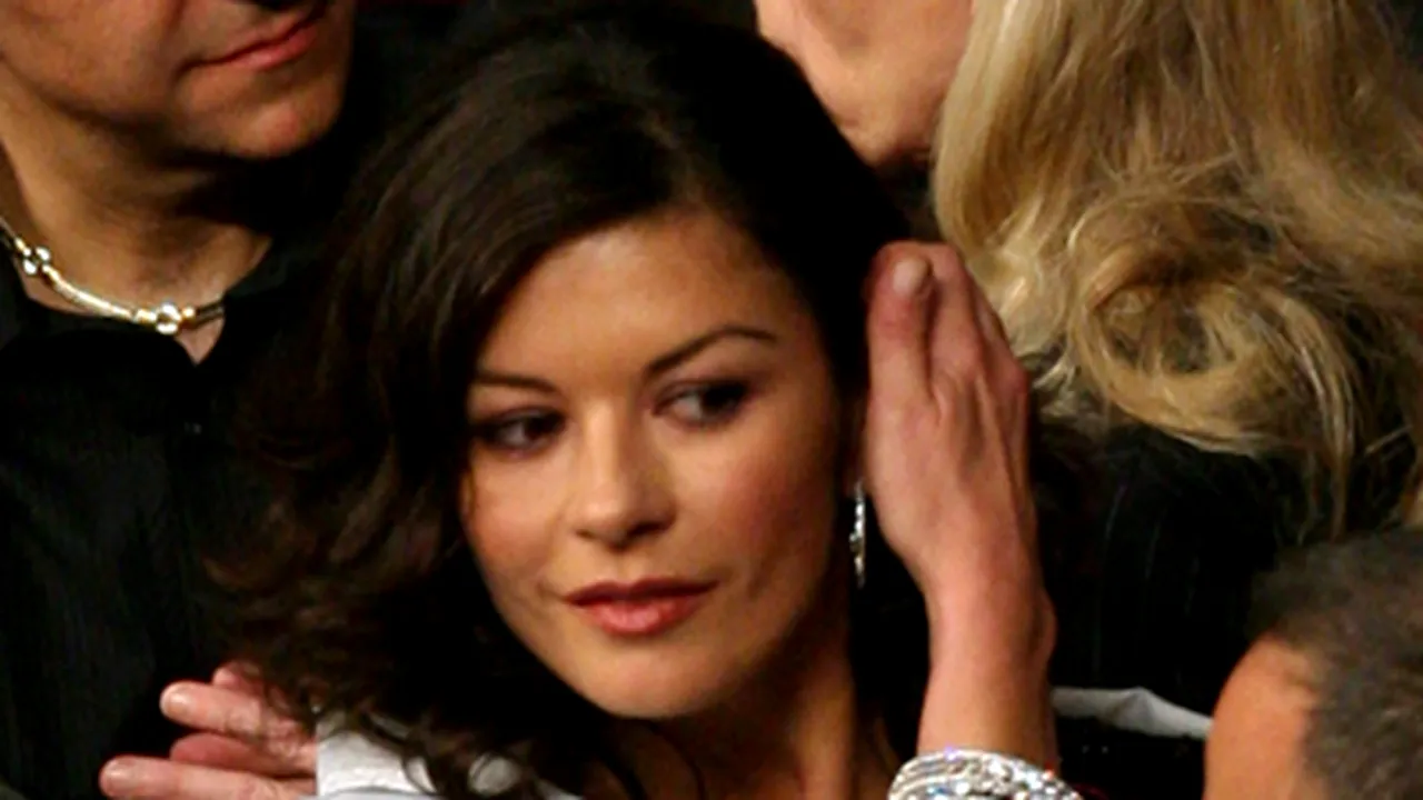 Catherine Zeta-Jones promovează şamponul Lux - VIDEO