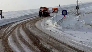 VIDEO Drum Naţional acoperit cu zăpadă. Drumarii intervin cu utilaje de deszăpezire