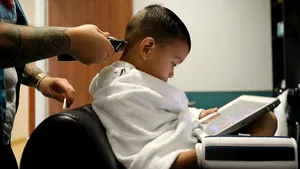 Banul sau rămâi cu pleata. Cât a ajuns să coste un tuns la domiciliu în vremea pandemiei. Frizeriile ar putea rămâne închise şi dupa 15 mai