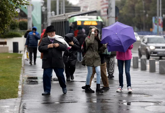 METEO ANM: Averse, vijelii și intensificări ale vântului în mai multe regiuni ale țării, duminică. Prognoza meteo pentru București